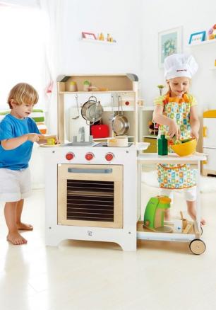 Детска кухня с плот за сервиране
