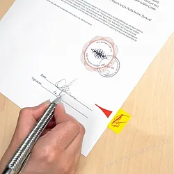 Самозалепващи индекси с диспенсър Post-it, "Подпиши тук", PVC, 25.4х43.2мм, 50 л., жълти