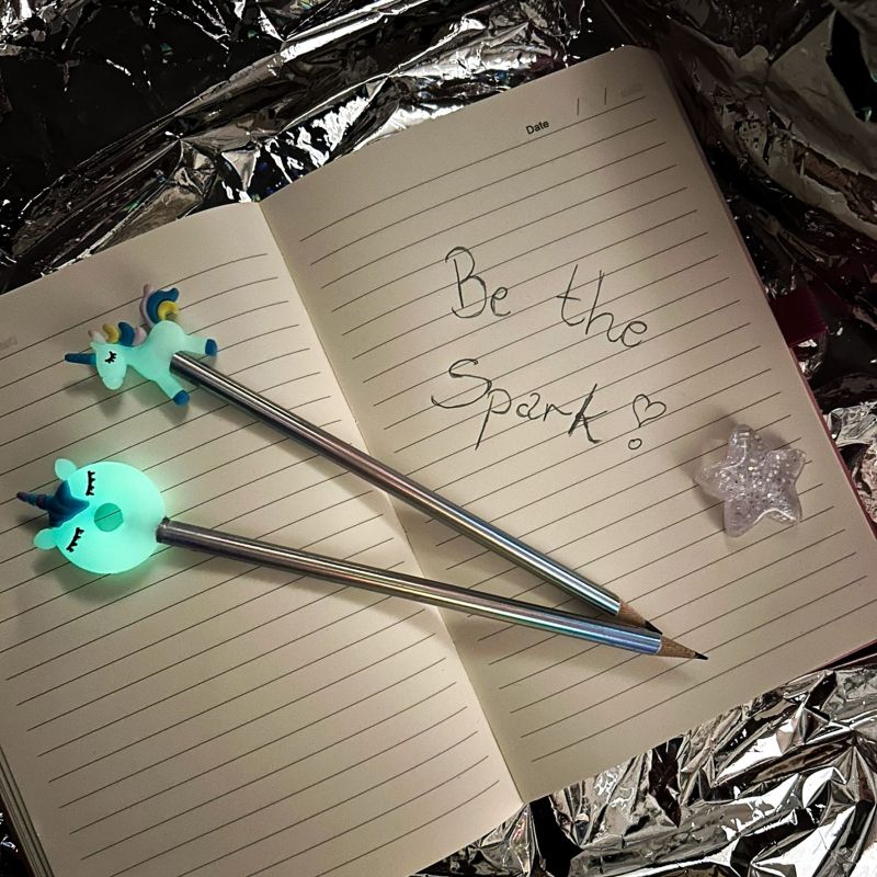 KIDEA молив с фигурка, светеща на тъмно